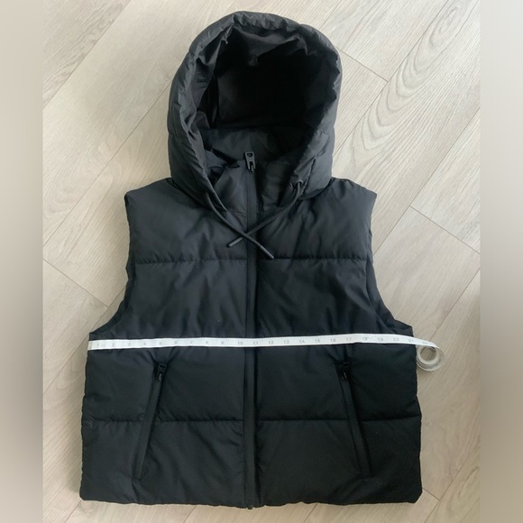 Cropped Puffer Vest with Hood - Picture 3 of 9